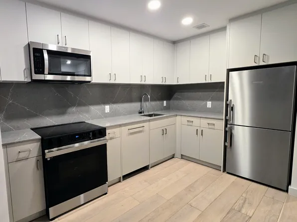 2-33 50th Avenue E1110 image 3 of 16