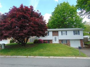 208 Overlook Dr, Pottsville, PA 17901