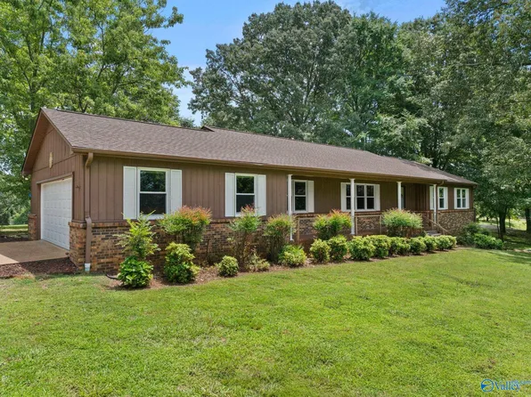 450 Ramblewood Dr, Rogersville, AL 35652