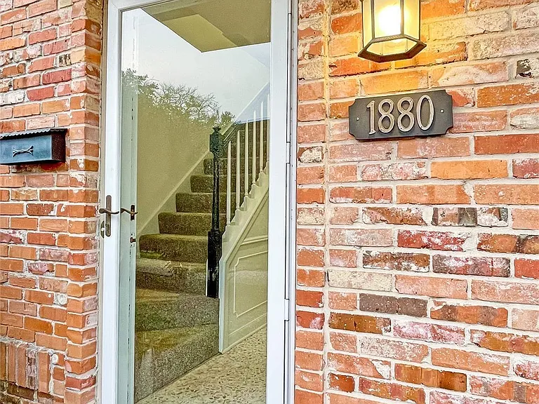 1880 Saxony Ln — Photo 9