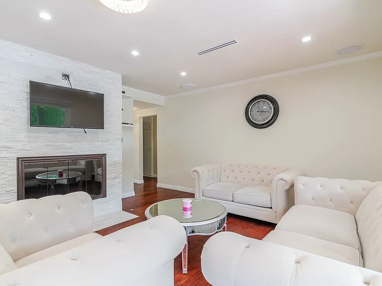 660 Woodbury Rd — Photo 5
