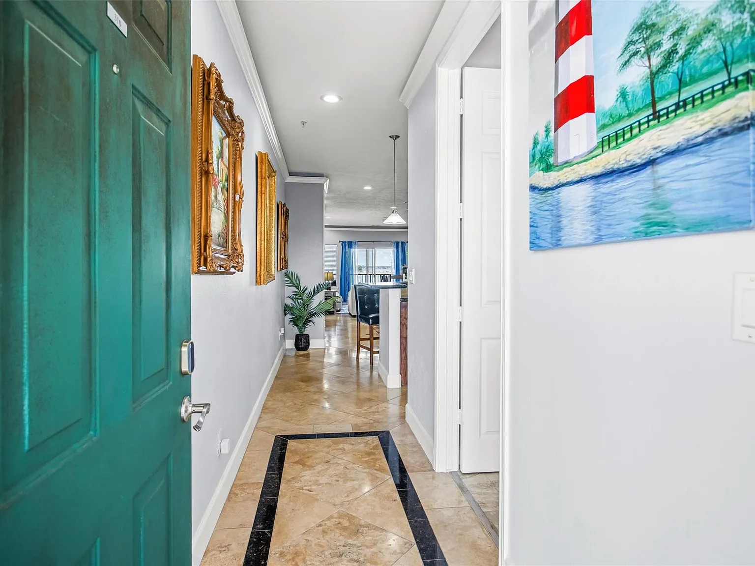 3 bed, 2.0 bath, 1822 sqft, $2,400 — Photo 2
