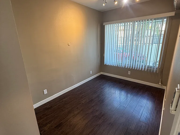 1123 W 37th Dr #3 — Photo 2