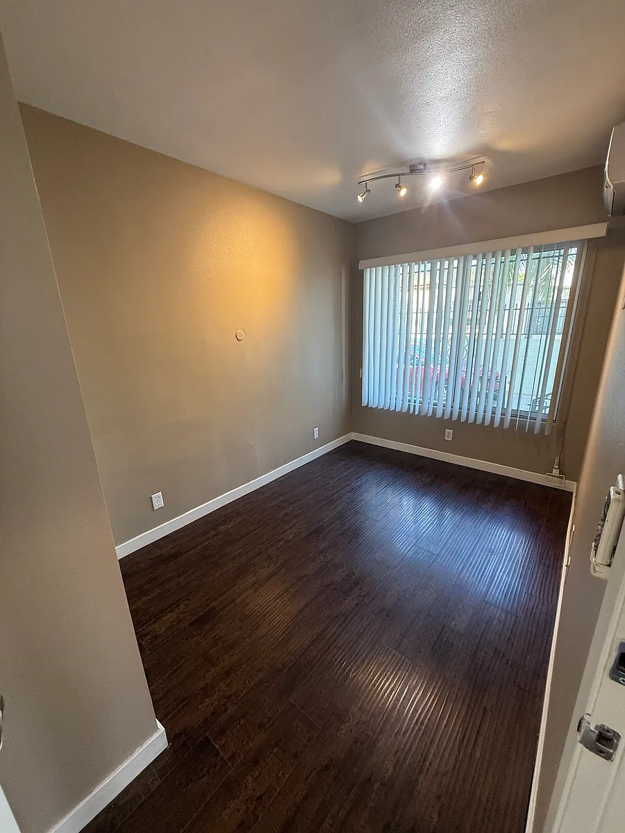Building Photo - 1123 W 37th Dr #3
