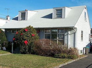 289 Caryl Dr, Lawrence, NY 11559