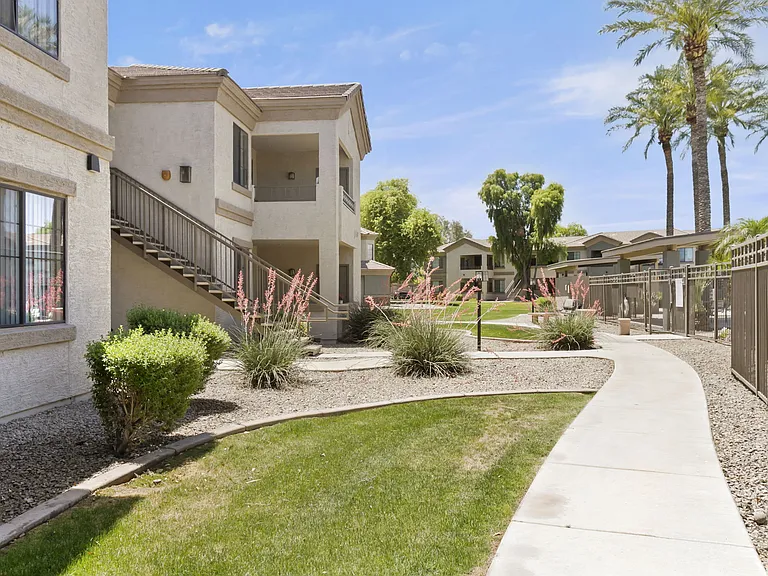 Adiamo Palm Valley Apartments in Goodyear, AZ