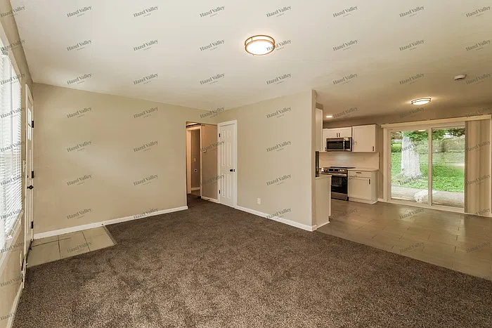 4 bed, 2.0 bath, 1016 sqft, $1,420 — Photo 3