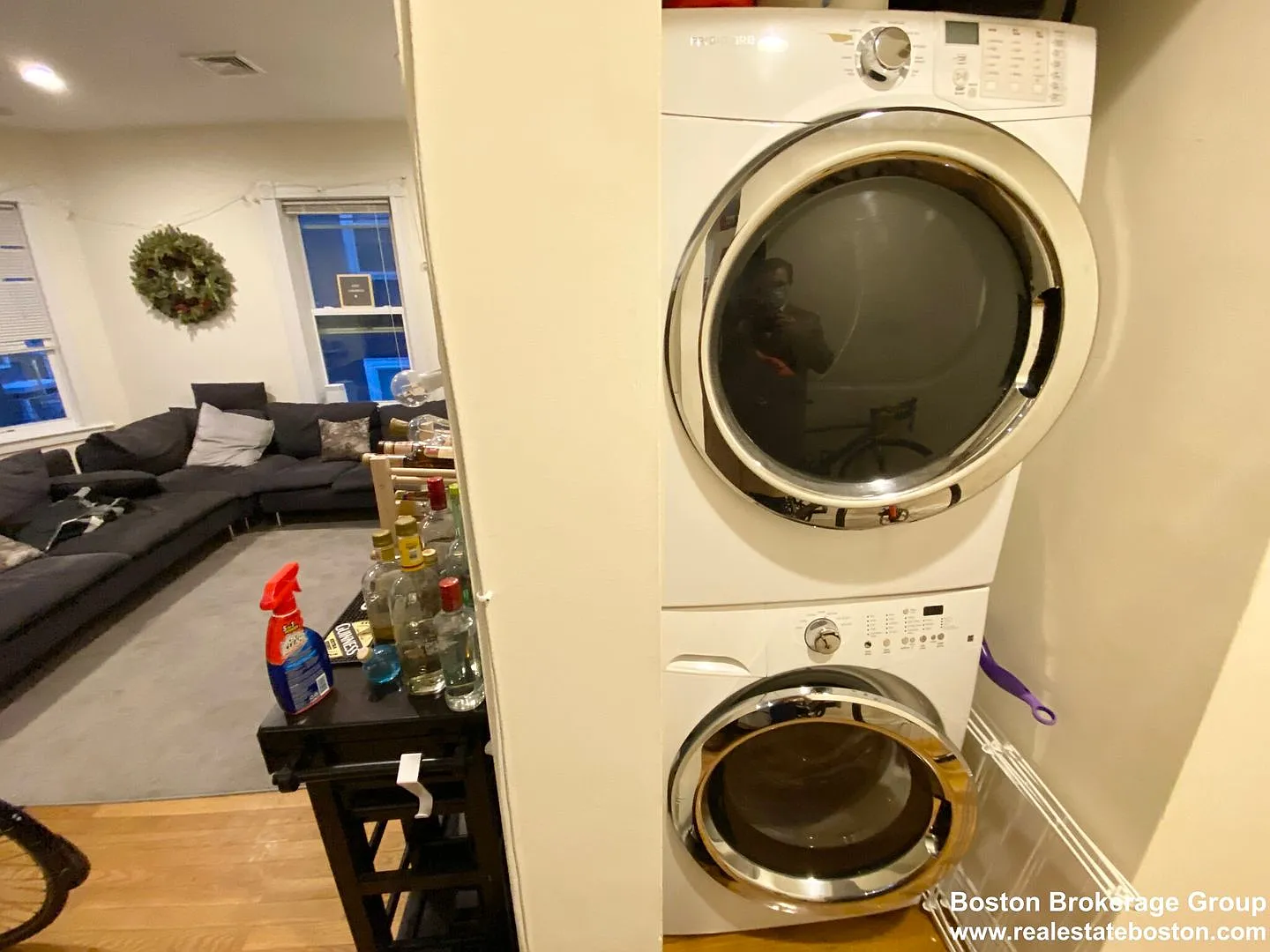 Super Renovated Apt Near NEU! Laundry in Unit, Spacious and Sunny! — Photo 3
