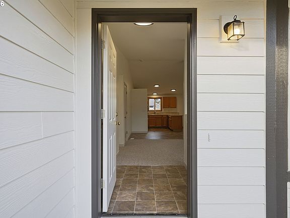 5th image of 11608 NE 15th St