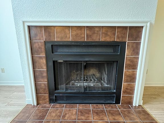 working wood burning fireplace w/gas jets