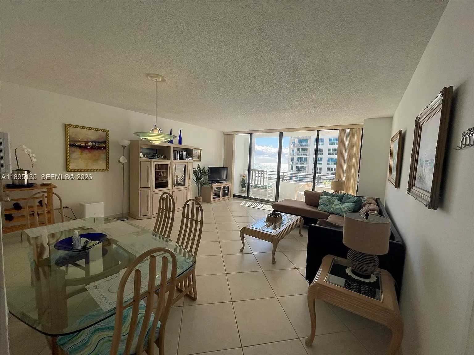 Alexander Towers Condo — Photo 2