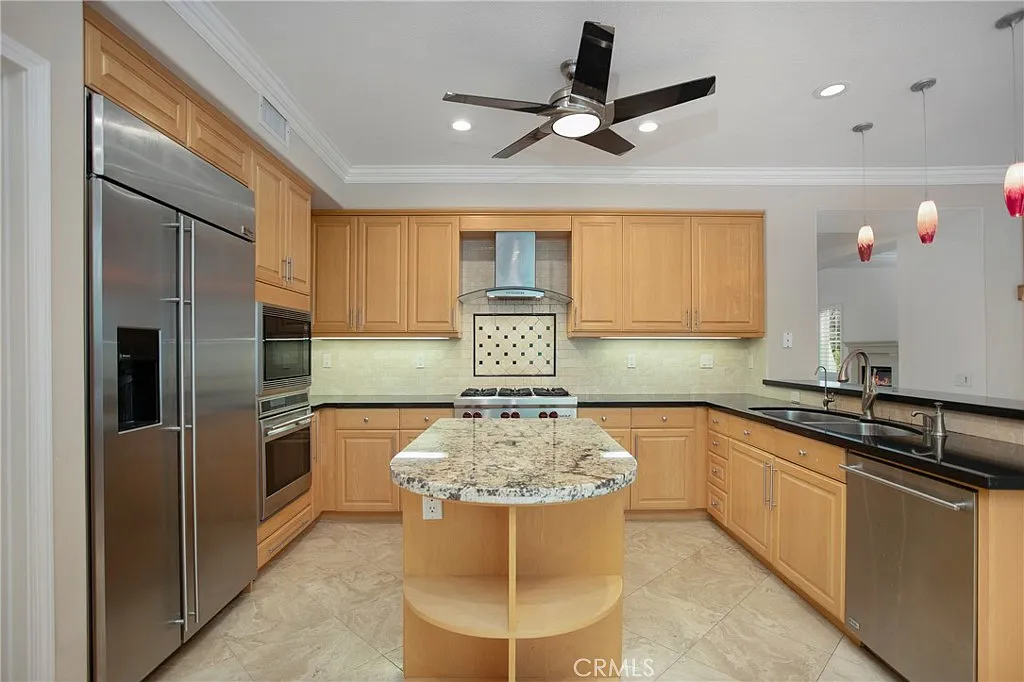 4 bed, 3352 sqft, $7,500 — Photo 4