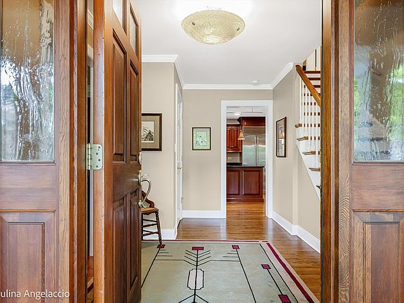 5th image of 714 Thomas Ct