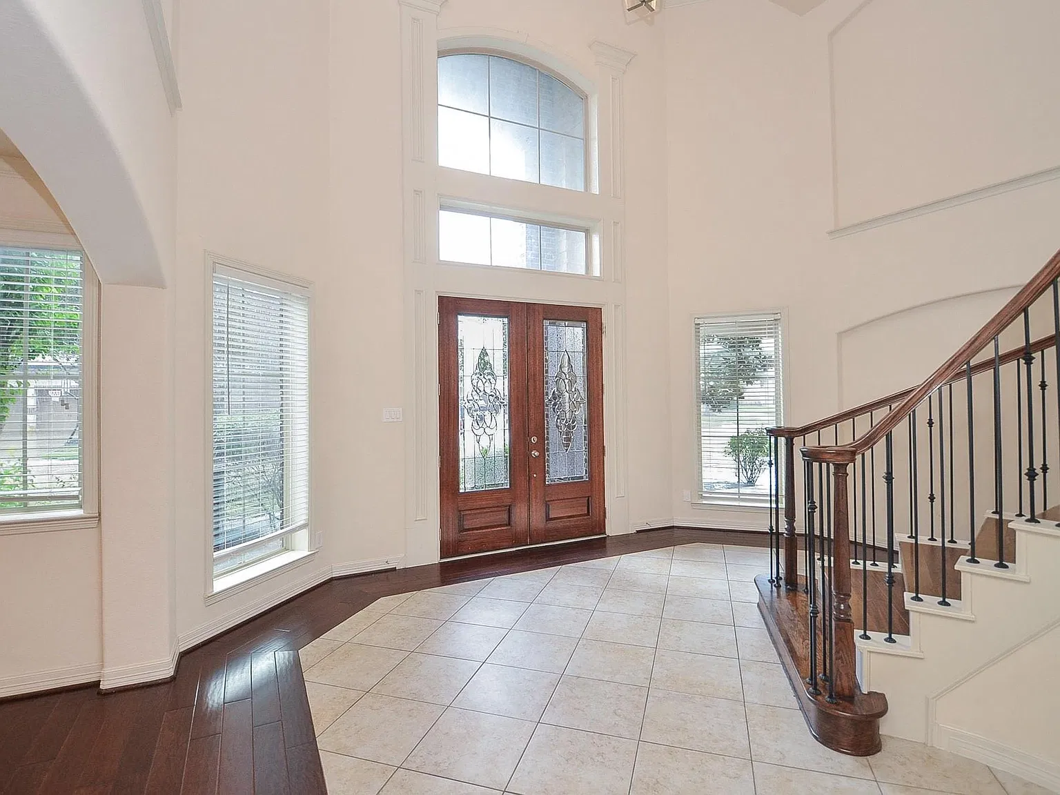 5 bed, 4.0 bath, 4408 sqft, $3,900 — Photo 2