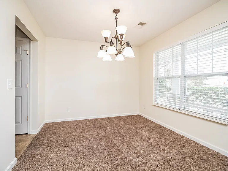 4565 Hawthorn Dr — Photo 4