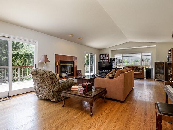 3rd image of 364 Genevieve Ave