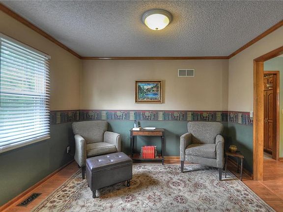 5th image of 917 Cambridge Cir