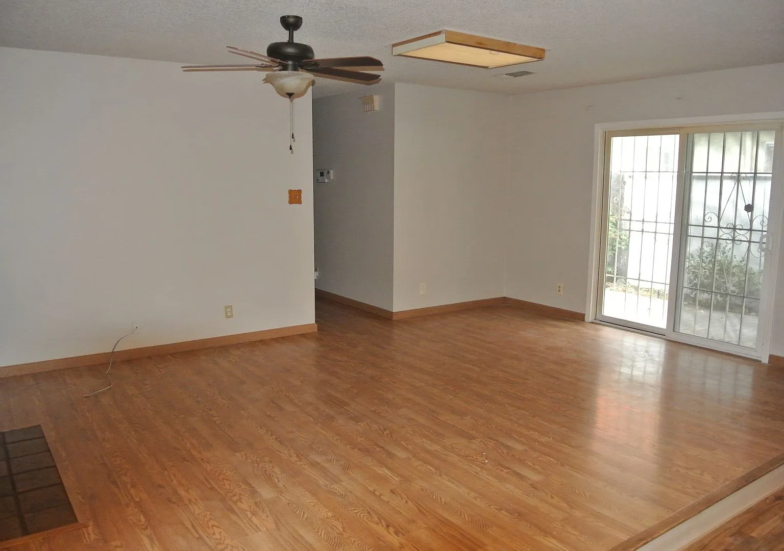 3 Bedroom, 2 Bathroom Duplex with Two Car Garage in Antioch — Photo 4