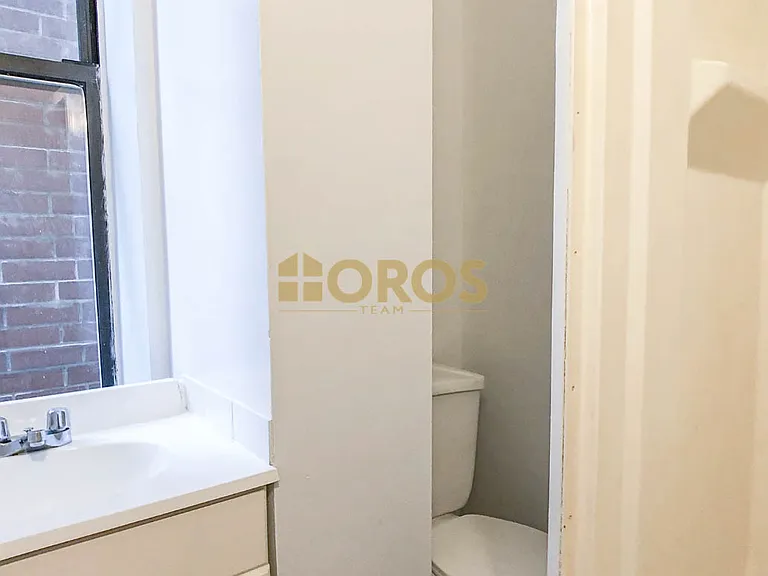 533 E 5th St #5 — Photo 9