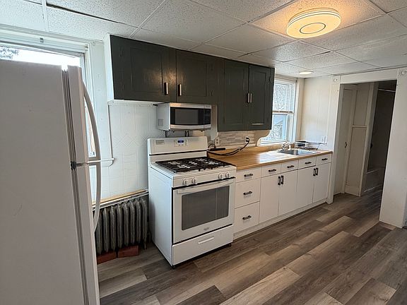 2nd image of 178 Maple St #2