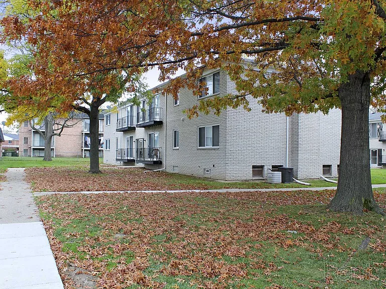 Pleasantview Manor Apartments — Photo 10