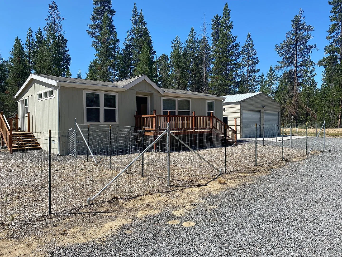 Gorgeous Home w/Huge Shop in La Pine! — Photo 1