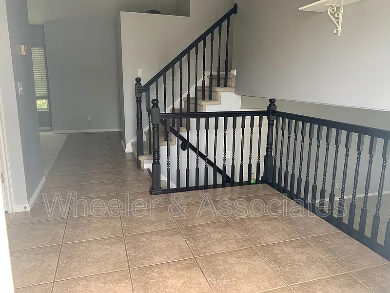 4 bed, 2.0 bath, 2400 sqft, $2,650 — Photo 4