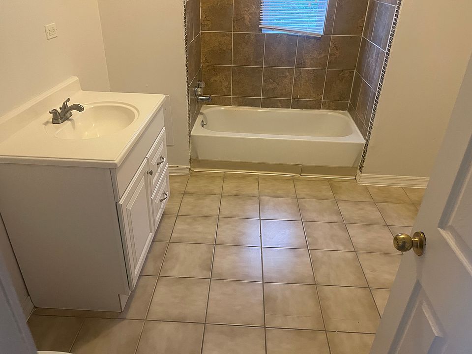 Nice, big, spacious, full bathroom on 2nd level