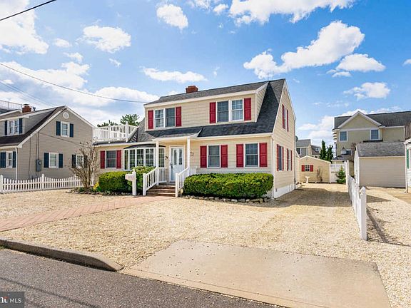 3rd image of 130 E Old Whaling Ln