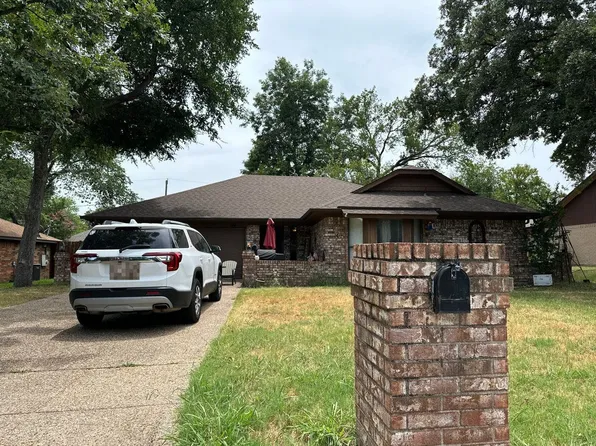 116 NE Shady Oaks Dr, Burleson, TX 76028