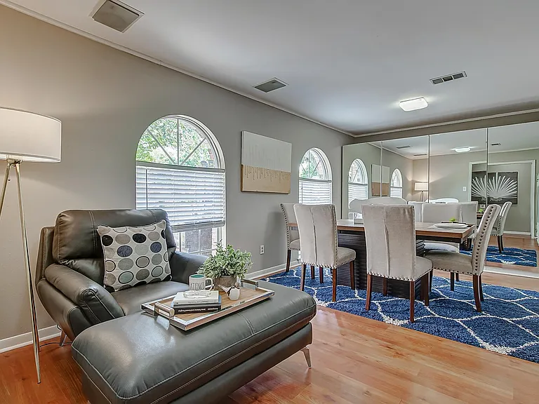 Frontr room could be home offfice or Dining room or sitting room