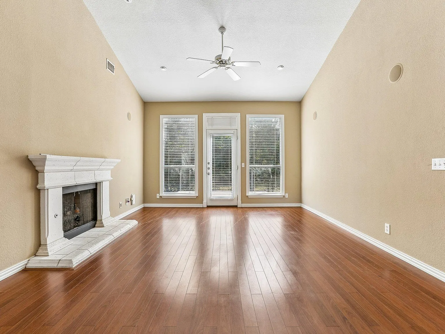 3 bed, 3.0 bath, 1850 sqft, $2,000 — Photo 4