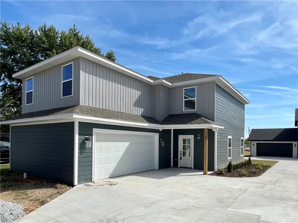701 Dallas St SE, Gravette, AR 72736