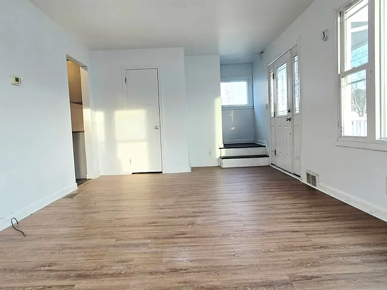 725 Dickson St — Photo 8