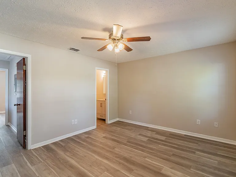 2419 W Stroud Ave #B — Photo 13