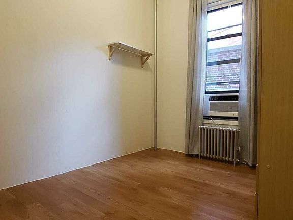 3rd image of 215 Kingsland Ave #1B