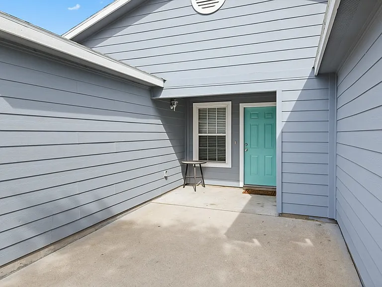102 Pecan Harbor St — Photo 3
