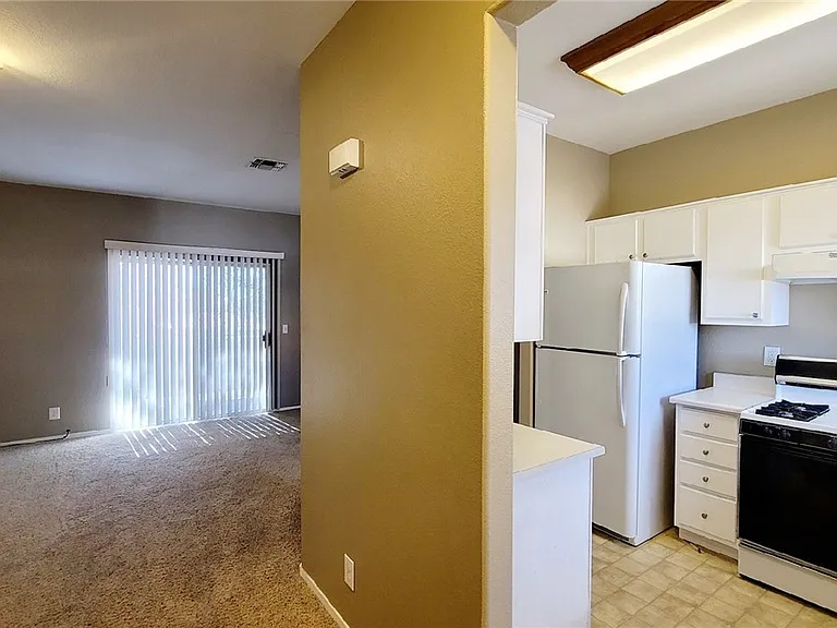 1900 N Torrey Pines Dr #203 — Photo 2