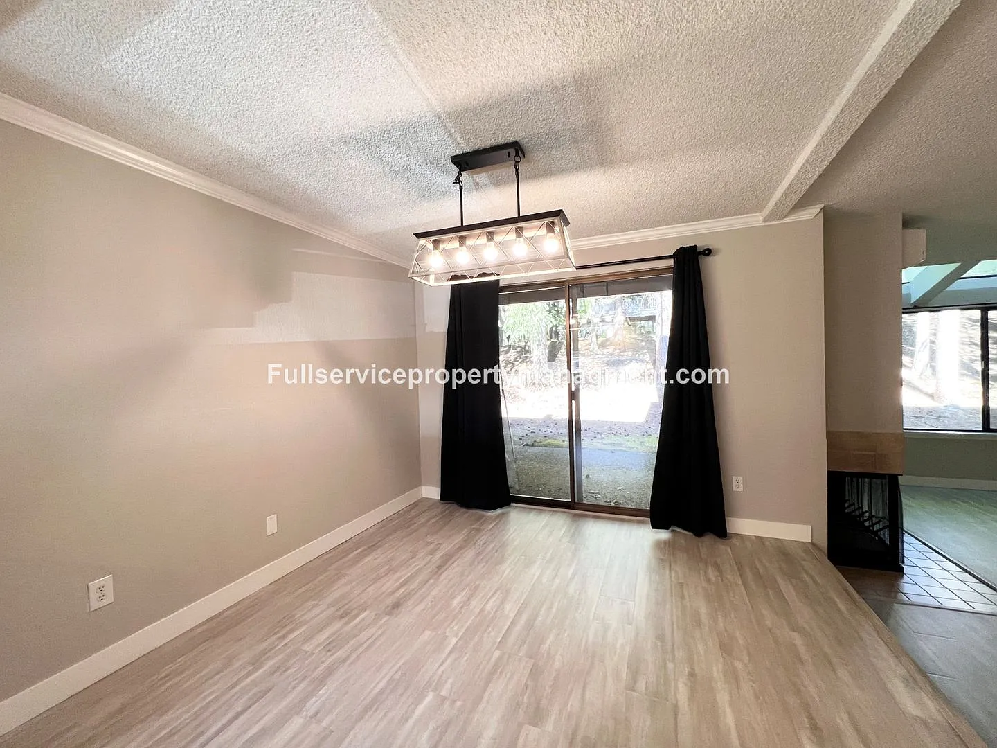 Spacious and bright Bellevue condo with AC in every room! — Photo 3