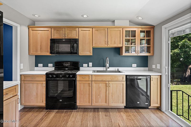 5th image of 25 Edgecomb Street