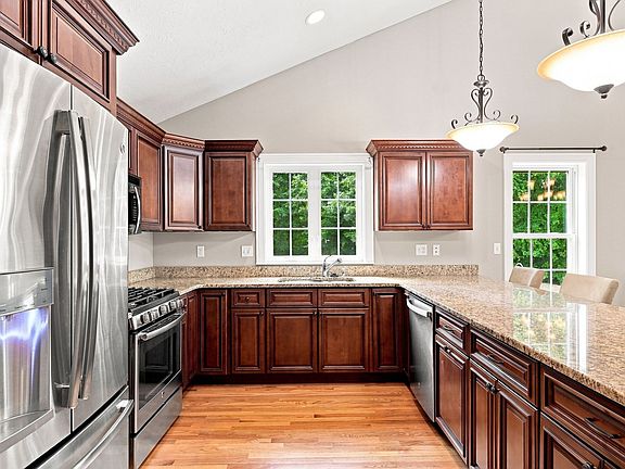 5th image of 82 Beech Hill Rd #82