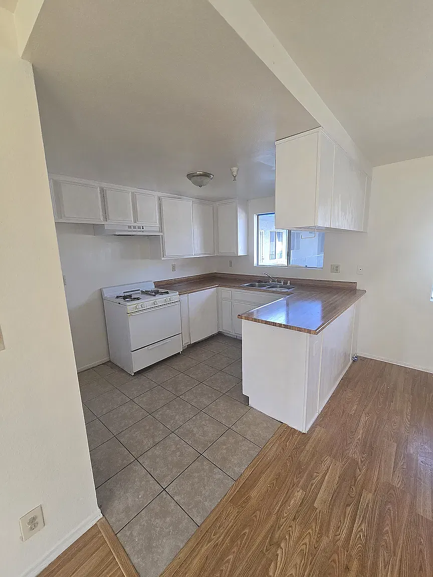 2 bed, 900 sqft, $2,500 — Photo 2