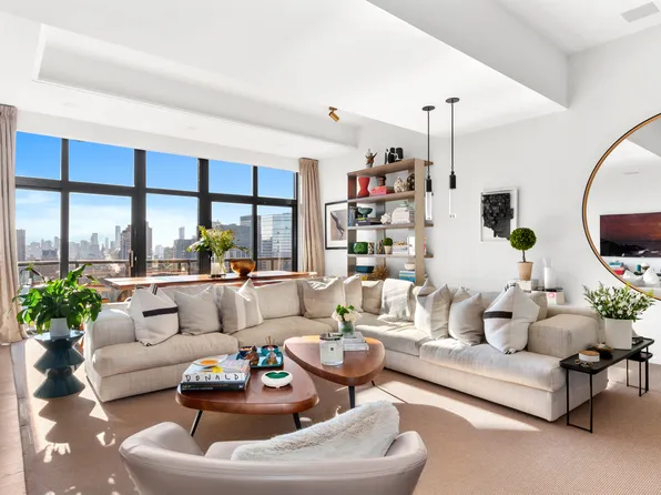 100 United Nations Plaza image 1 of 14