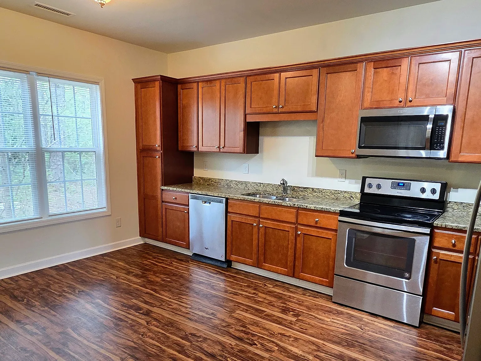 3 bed, 2.5 bath, 1697 sqft, $1,795 — Photo 4