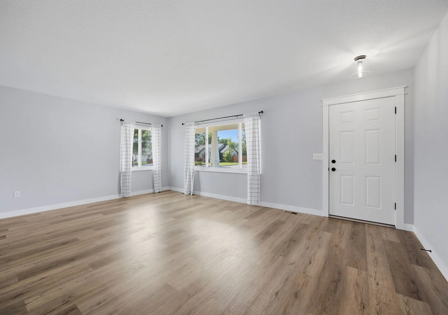 Beautiful 3 Bed 2 Bath Home — Photo 3