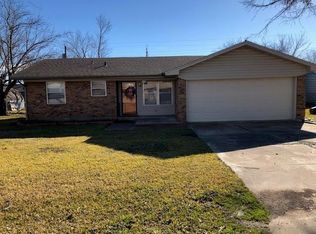 319 W Carter St, Savoy, TX 75479