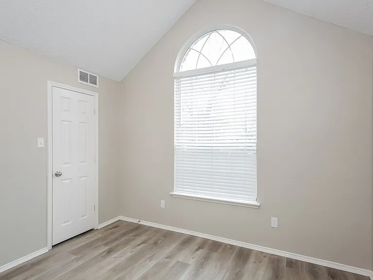 2124 Creek Royal Dr — Photo 14