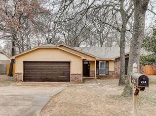 704 Lake Crest Pkwy, Azle, TX 76020