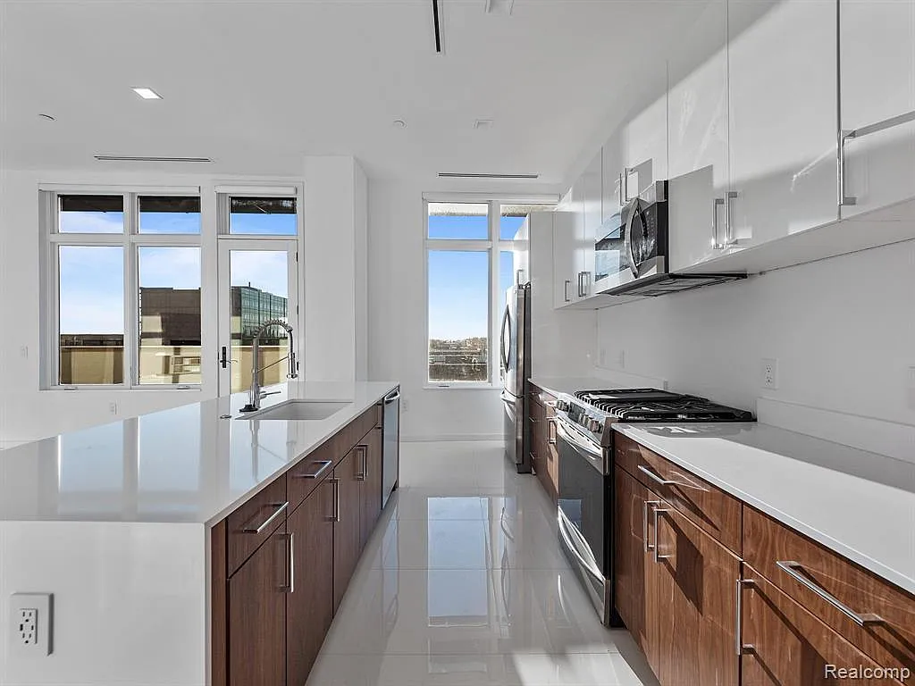 2 bed, 2.5 bath, 1793 sqft, $12,500 — Photo 3