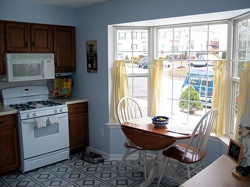 Kitchen w/bay window
